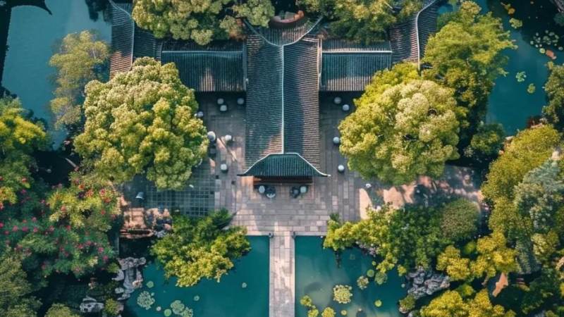必一运动关于我们：园林绿化团队进行苗木养护作业